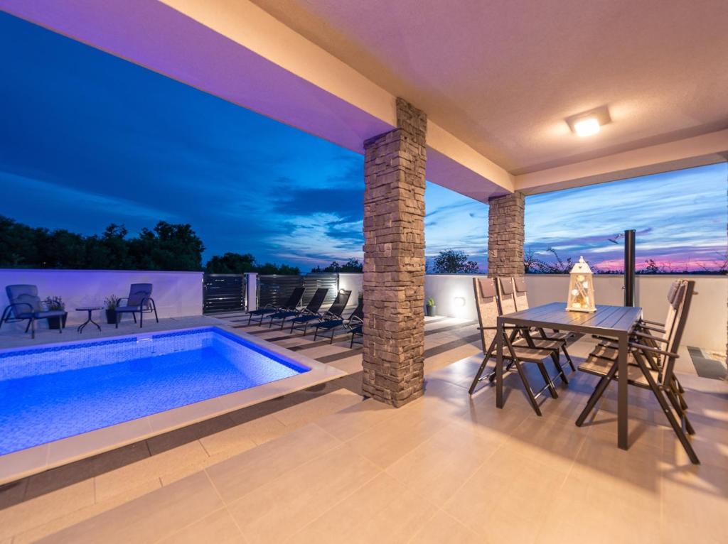 Basen w obiekcie Villa Contessa lub w pobliżu
