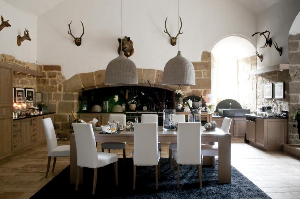 Posezení v ubytování Chateau de Lissac