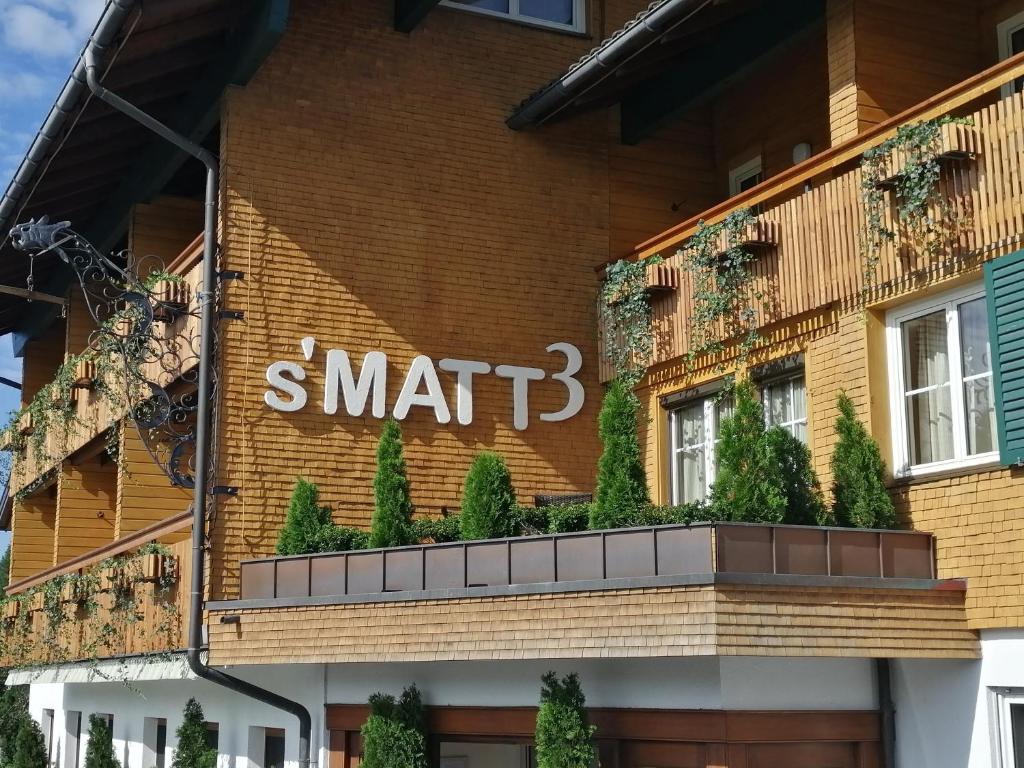 Ein Gebäude mit einem Schild, auf dem die Matte steht. in der Unterkunft S'Matt 3 in Lingenau