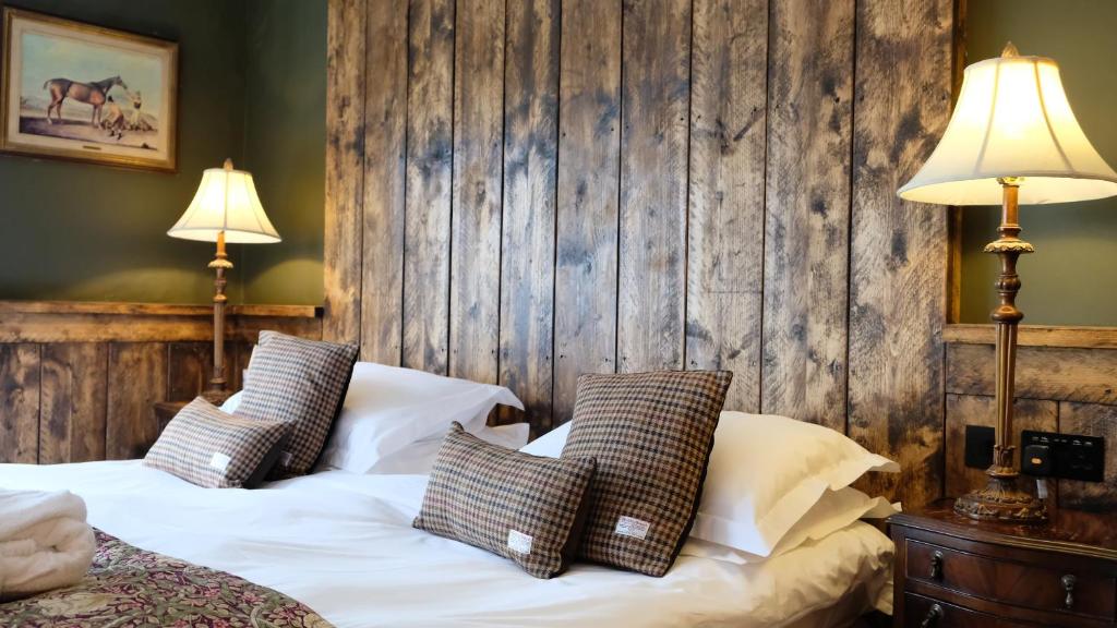 Postel nebo postele na pokoji v ubytování Simonstone Hall Hotel