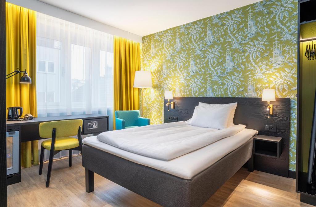 een slaapkamer met een bed, een bureau en een stoel bij Thon Hotel Maritim in Stavanger