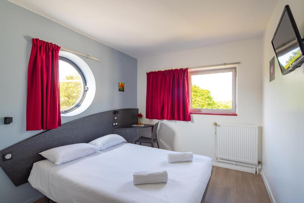 Llit o llits en una habitació de Hotel CIS Paris Kellermann