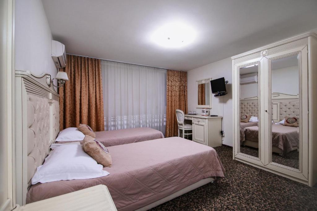 Un pat sau paturi într-o cameră la Hotel Royal Craiova