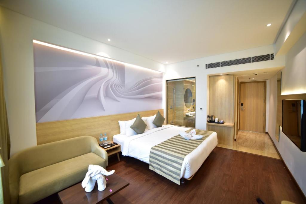 Postel nebo postele na pokoji v ubytování Nemesia City Center - Gurugram, Sector 29