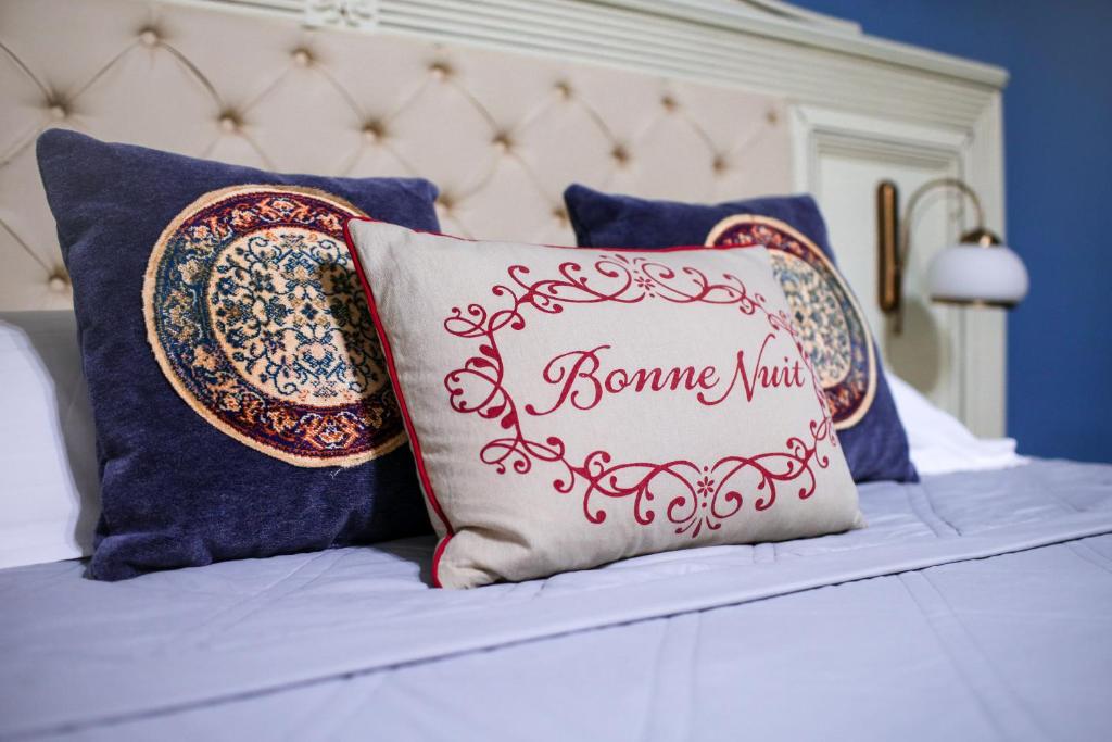 Un pat sau paturi într-o cameră la Hotel Royal Craiova
