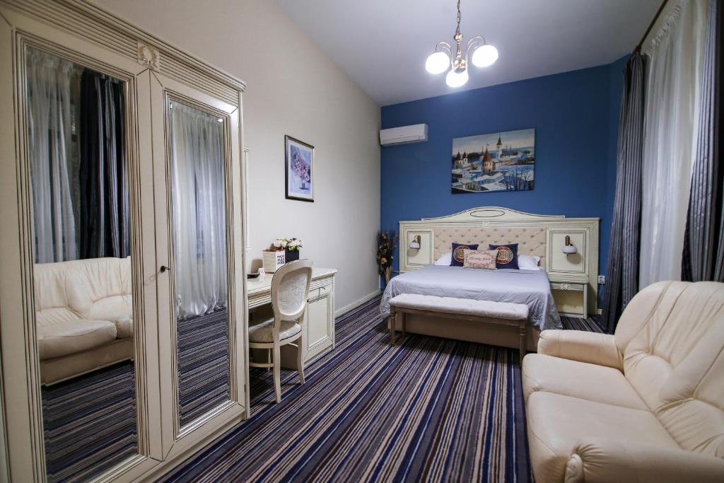 Un pat sau paturi într-o cameră la Hotel Royal Craiova