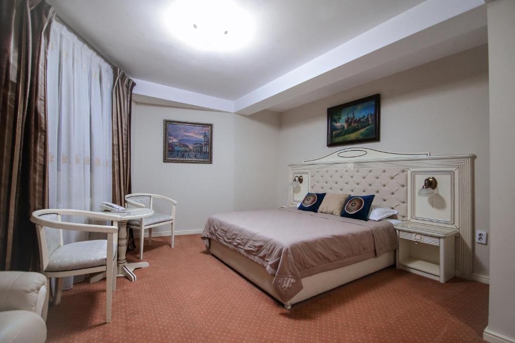 Un pat sau paturi într-o cameră la Hotel Royal Craiova