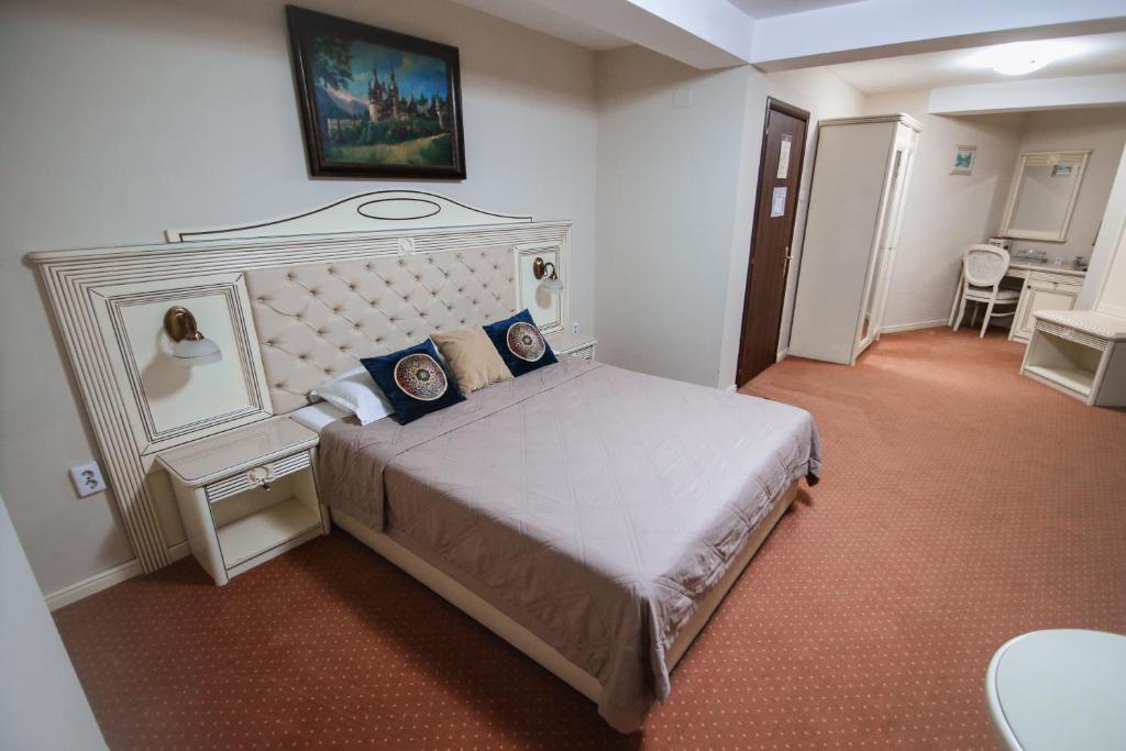 Un pat sau paturi într-o cameră la Hotel Royal Craiova