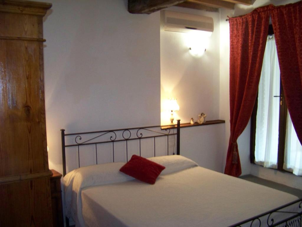 A bed or beds in a room at Valdipetrina Appartamenti