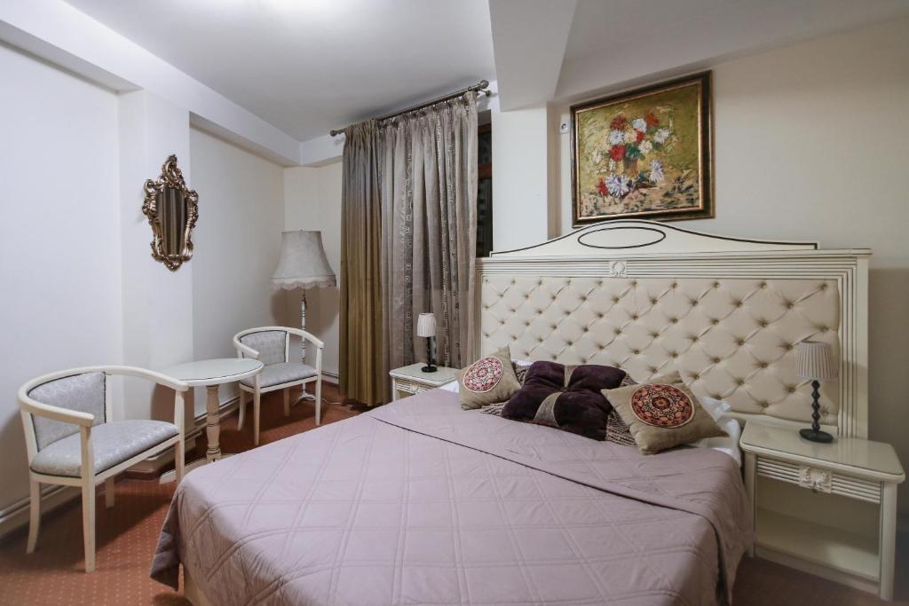 Un pat sau paturi într-o cameră la Hotel Royal Craiova