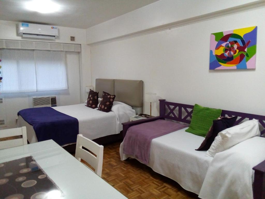 um quarto de hotel com duas camas e um sofá em Studio en Microcentro em Buenos Aires