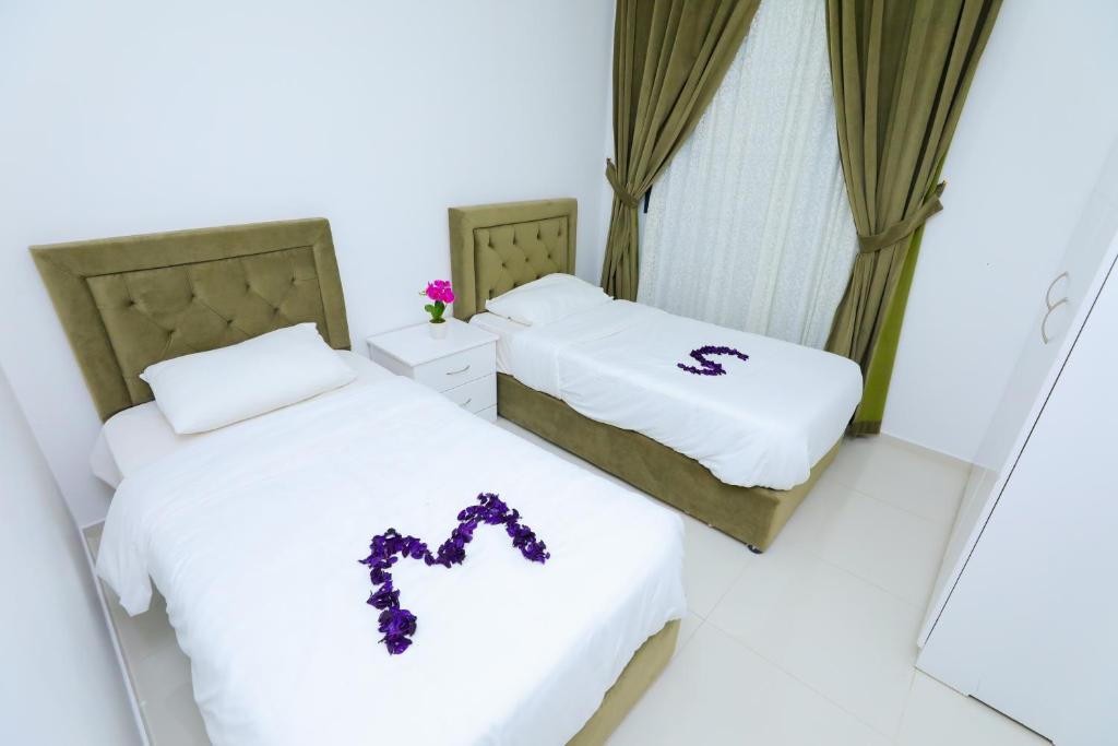 Кровать или кровати в номере Magic suite sabah Alsalem