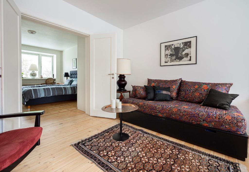 sala de estar con sofá y mesa en Central beautiful 1 bedroom apartment with terrace, en Copenhague