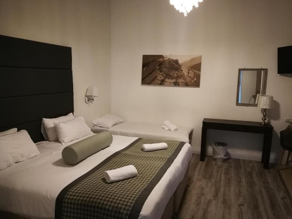 Postel nebo postele na pokoji v ubytování Astoria Galilee Hotel
