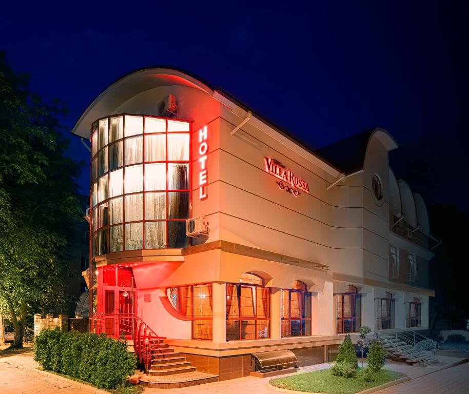 キシナウにあるVilla Rossa Hotelの側面の赤い光が灯る建物