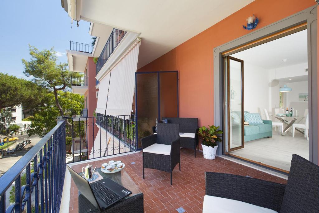 uma varanda com vista para uma sala de estar em Amore Rentals - Sara Home 2 em Sorrento