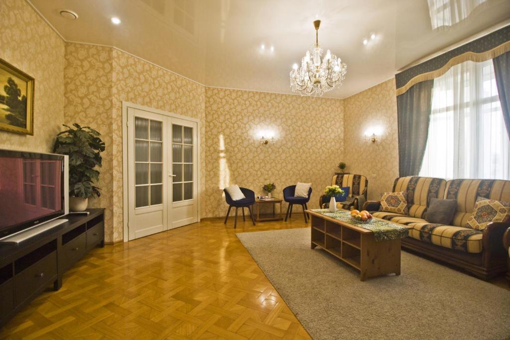 モスクワにあるLakshmi Apartment 4k Kurskayaのリビングルーム(ソファ、テレビ付)