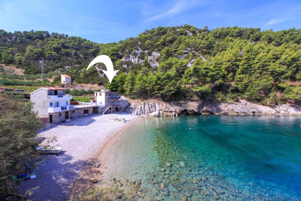 an aerial view of a beach with a house at Robinson Tabinja in Sućuraj