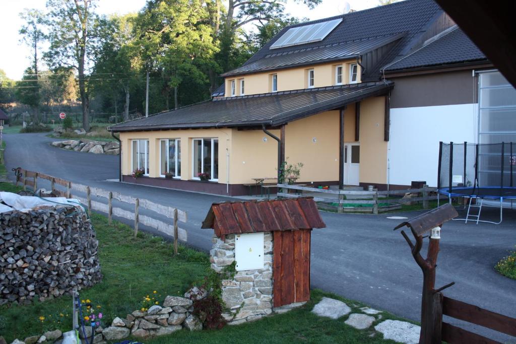 ein Haus am Straßenrand in der Unterkunft Penzion Farma Žleby in České Žleby