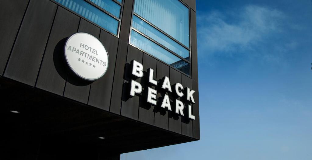 una gran señal en el lado de un edificio de monstruos negros en Black Pearl Apartment Hotel en Reikiavik