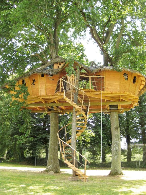 une cabane dans les arbres au milieu de deux arbres dans l'établissement Insolites, Les Ormes, Epiniac, à Epiniac