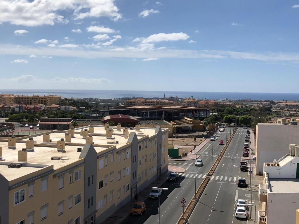 uma vista aérea de uma rua da cidade com edifícios em FABULOSO apto. 6 pax, TABLERO 7, cerca de PLAYA INGLÉS em El Tablero