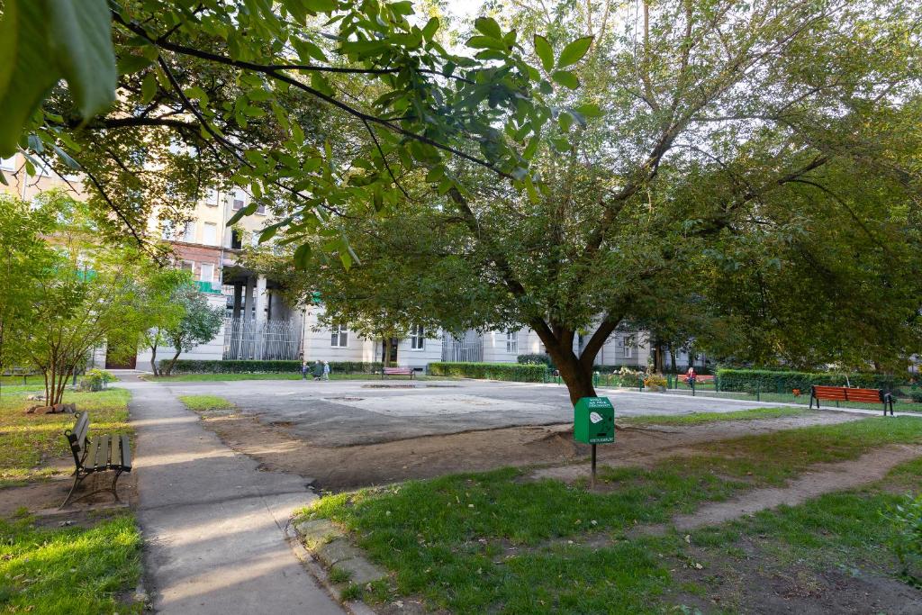 Vonkajšia záhrada v ubytovaní Chmielna Central Warsaw Apartment