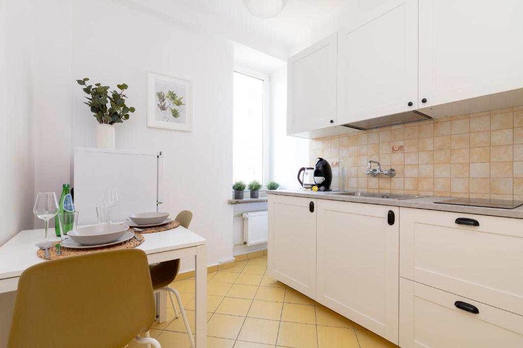 Kuchyňa alebo kuchynka v ubytovaní Chmielna Central Warsaw Apartment