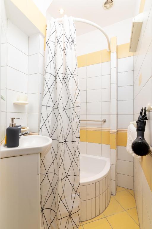 Kúpeľňa v ubytovaní Chmielna Central Warsaw Apartment