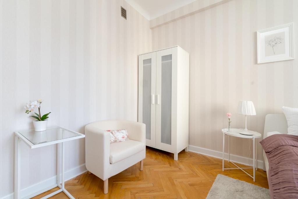 Posedenie v ubytovaní Chmielna Central Warsaw Apartment