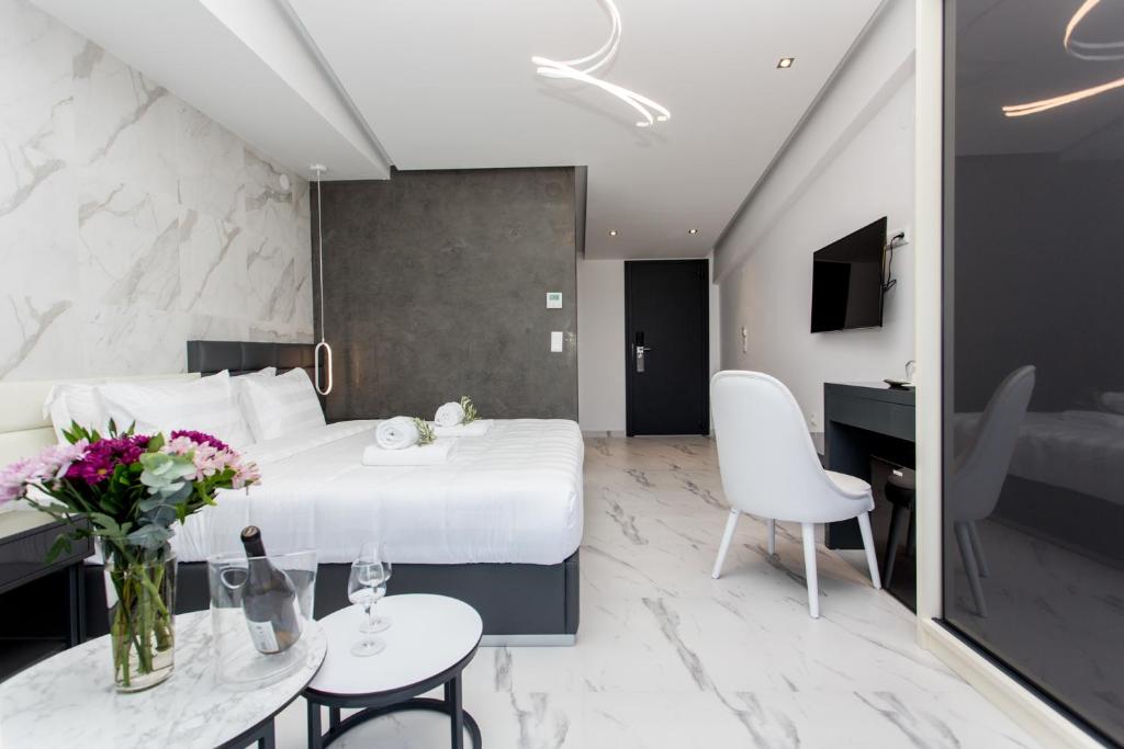 Posteľ alebo postele v izbe v ubytovaní Crystal villas & suites