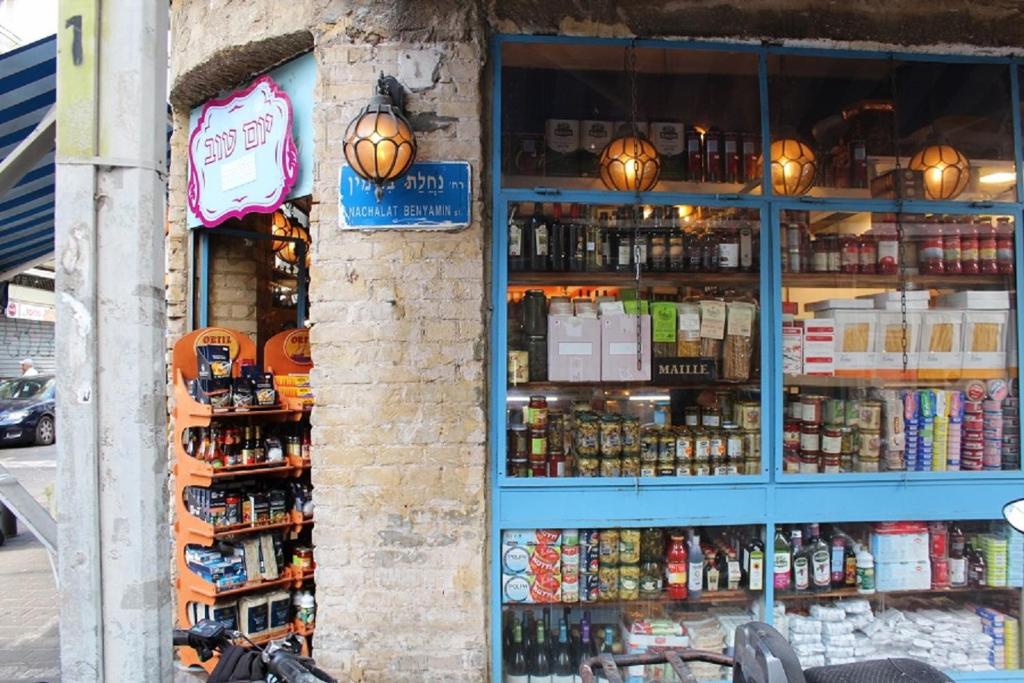 Supermarket nebo jiné obchody v  hotelu nebo okolí