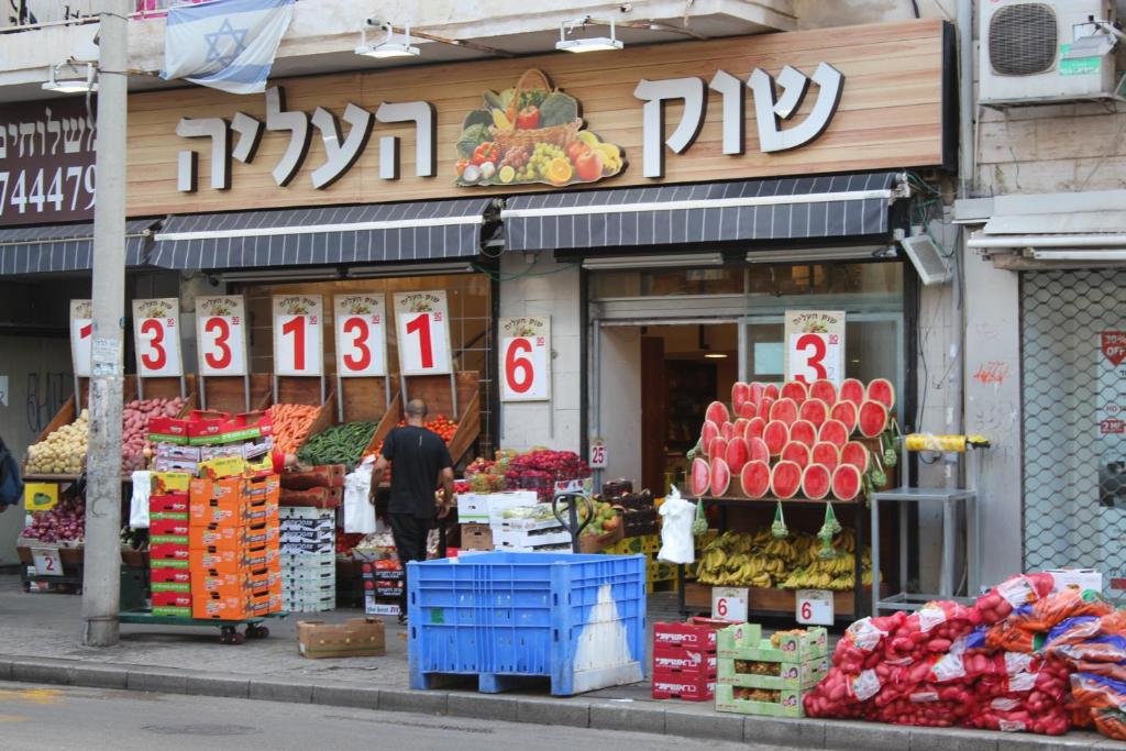 Supermarket nebo jiné obchody v  hotelu nebo okolí