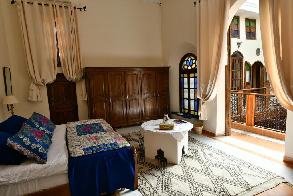 Postel nebo postele na pokoji v ubytování Riad AlKATIB Meknès