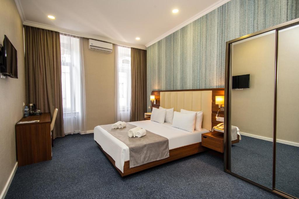 Margi Boutique Hotel by DNT Group tesisinde bir odada yatak veya yataklar