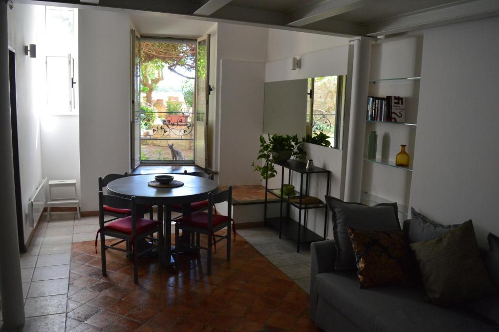 een woonkamer met een tafel en een bank bij Appartamento La Tana in Orvieto