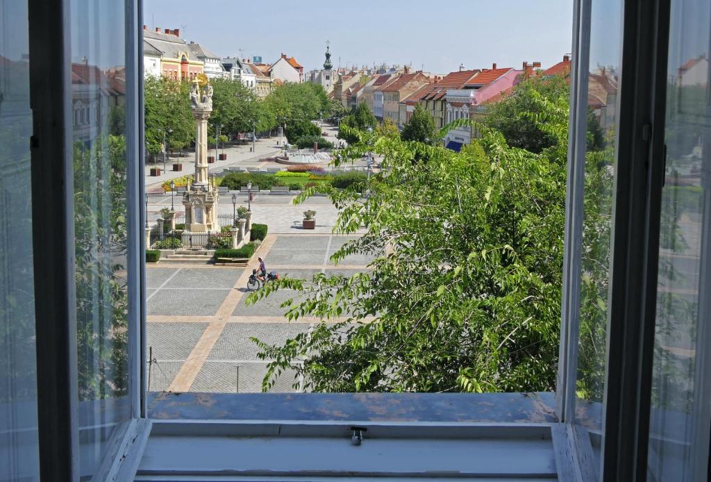 an open window with a view of a courtyard at ART HoMe in Szombathely