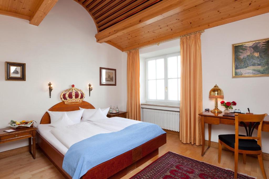 Postel nebo postele na pokoji v ubytování Hotel Hirsch