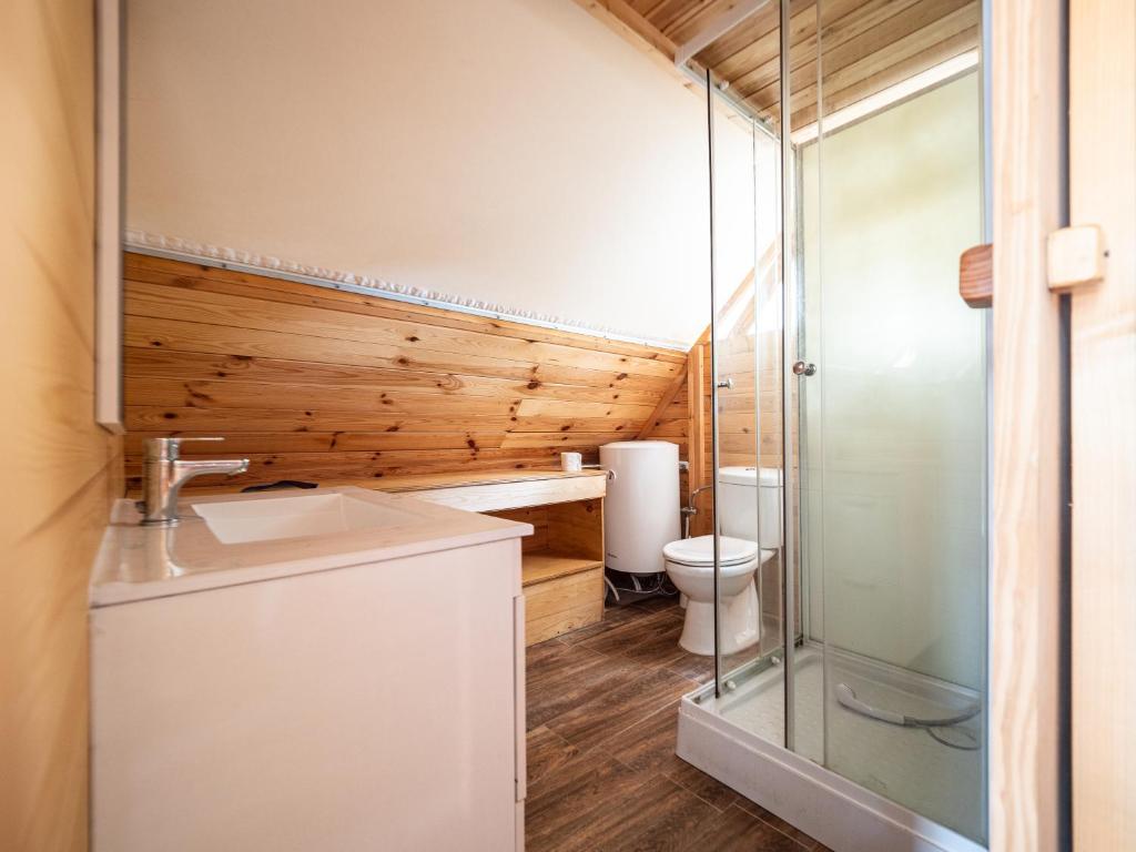 Un baño con inodoro, lavabo y ducha. en Camping L'Orangeraie, en Cálig