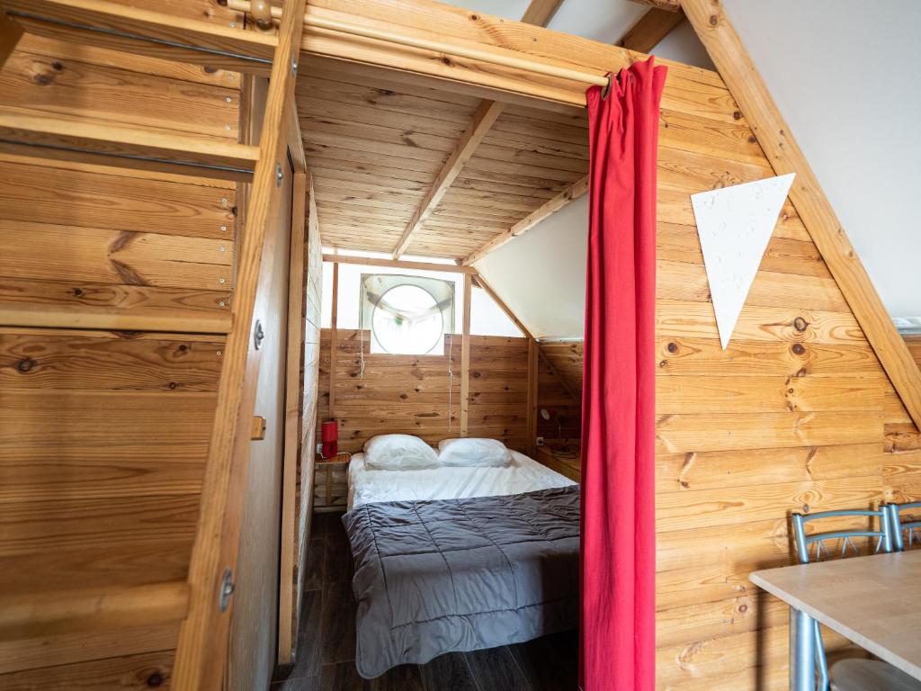Cama o camas de una habitación en Camping L'Orangeraie