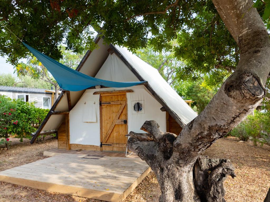 Jardín al aire libre en Camping L'Orangeraie