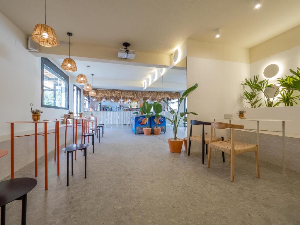 Un restaurante o sitio para comer en Camping L'Orangeraie