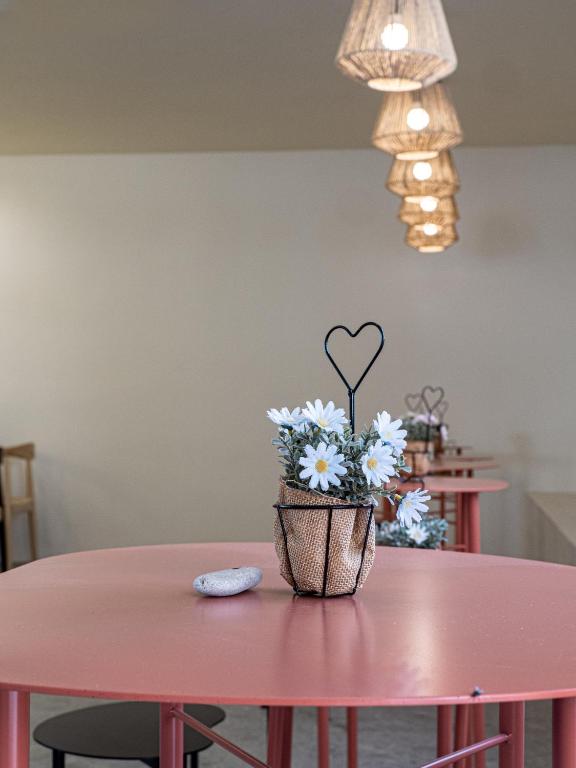 Un restaurante o sitio para comer en Camping L'Orangeraie