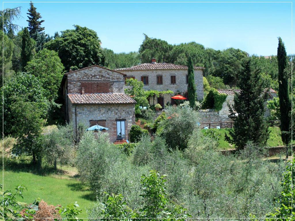 an old house in the middle of a garden at Campo Agli Olivi in Radda in Chianti