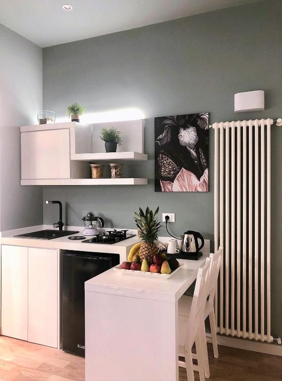 A kitchen or kitchenette at Residenze Chamur Via Giuseppe Sciuti