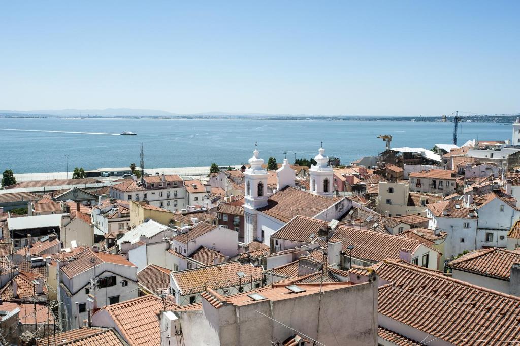 リスボンにあるローカルトラベリング リミディオスの海を背景にした市街の景色