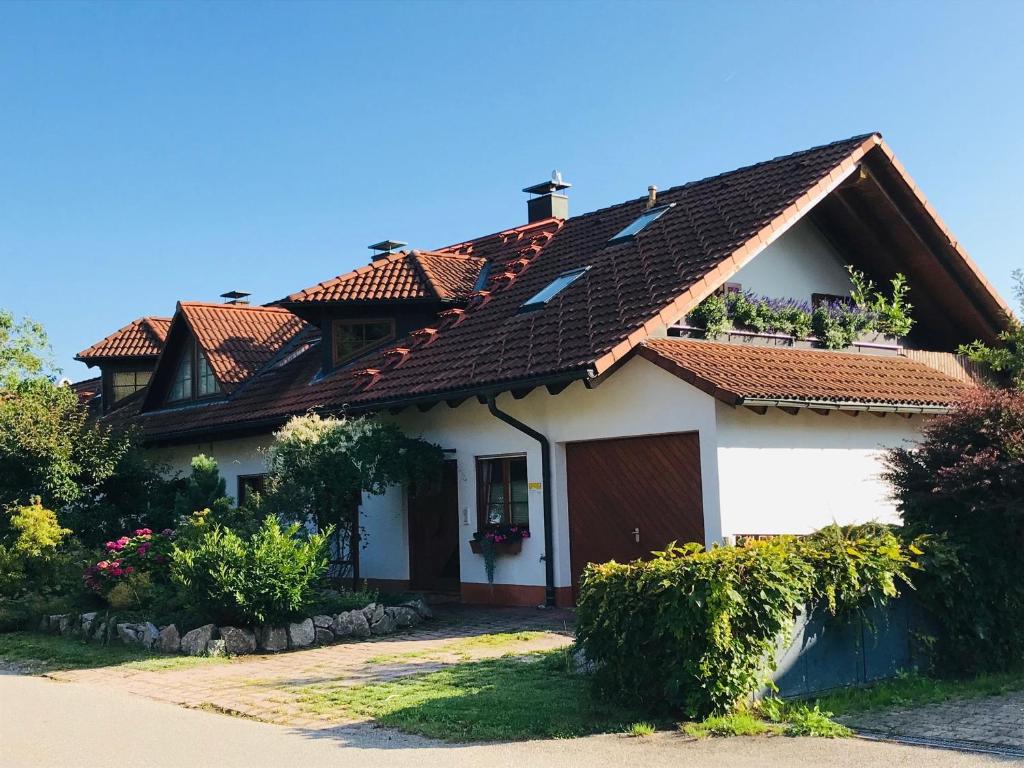 Casa blanca con techo marrón en Ferienhaus Zirbe, en Rickenbach