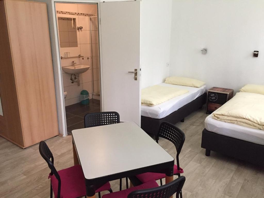 Postel nebo postele na pokoji v ubytování Jugendhotel Nürnberg