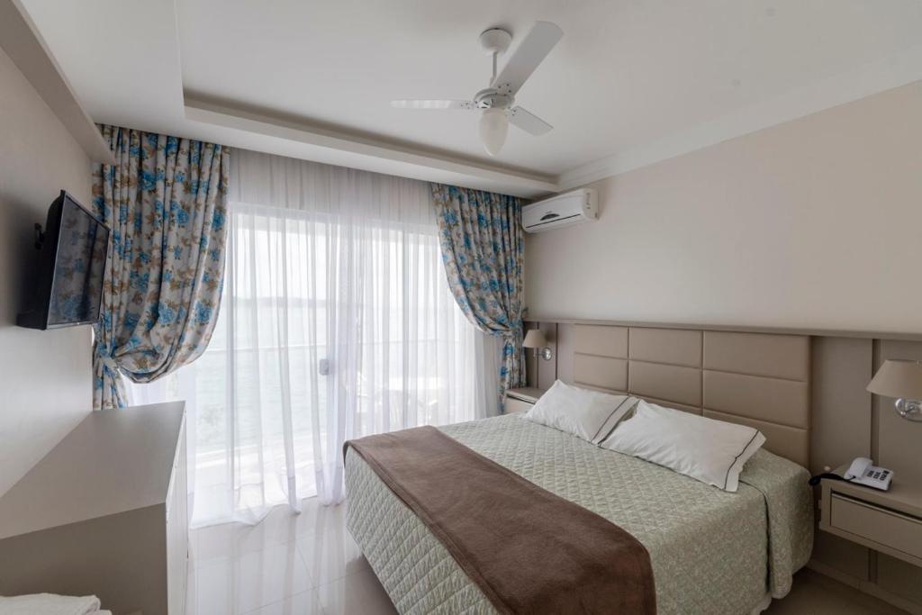 Cama ou camas em um quarto em Bombinhas Tourist Apart