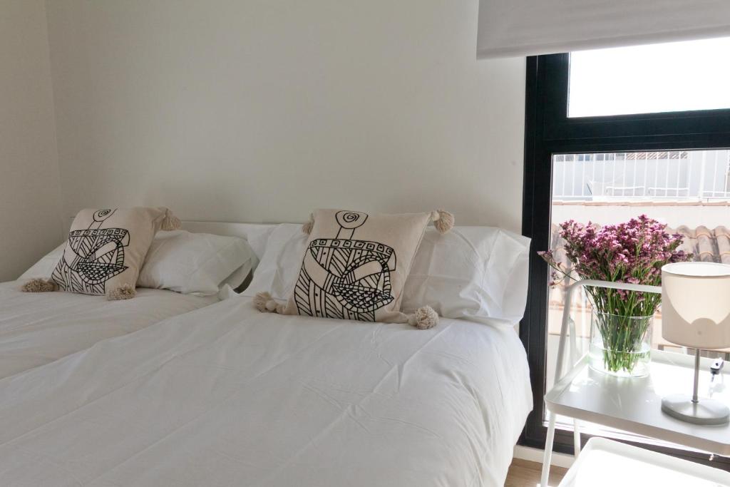 Postel nebo postele na pokoji v ubytování GoToSeville GERONA SUITES